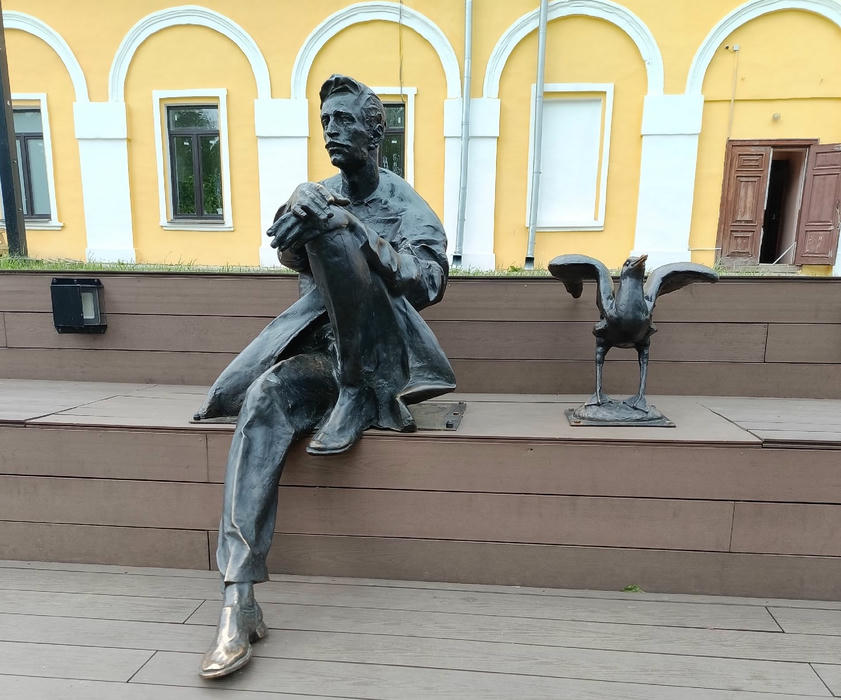 Памятник Александру Грину в Слободском.jpg